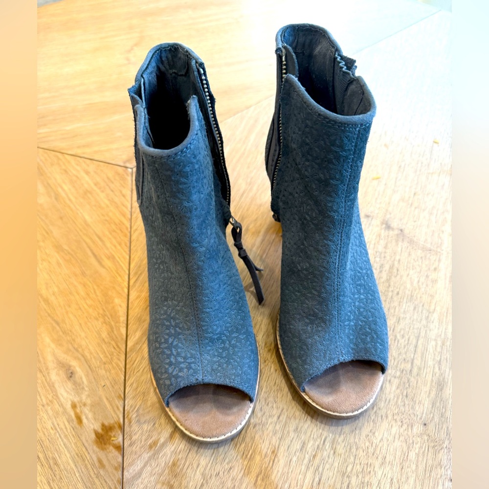 TOMS Majorca Peep Toe Suede Dark Gray Perforated Ankle Boots Women's 9.5W
